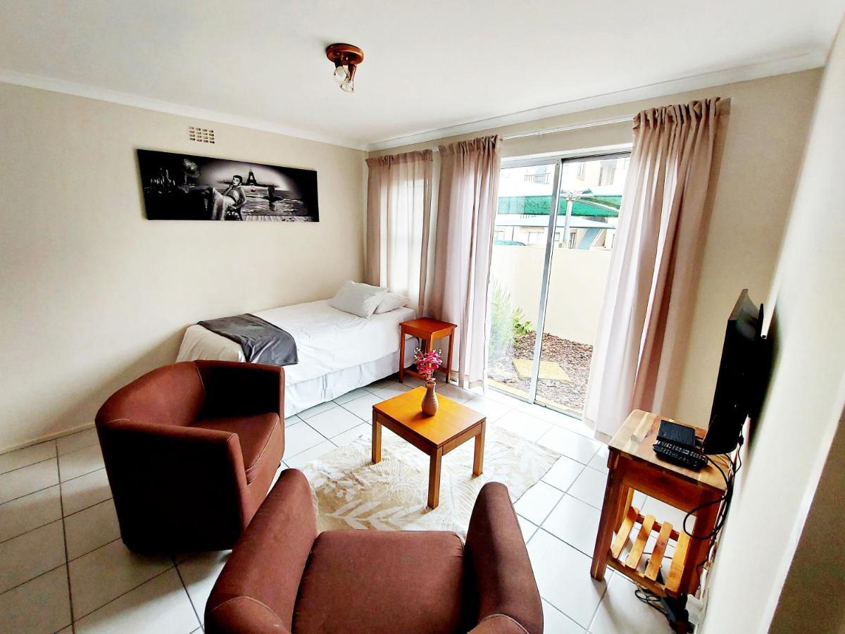 Broadway Self Catering Apartments Durbanville Buitenkant foto