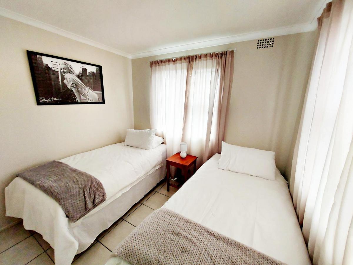 Broadway Self Catering Apartments Durbanville Buitenkant foto